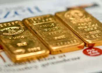 Tres barras de lingotes de oro de 1 kilograma en una tienda de doradores de oro, en Birmingham, Inglaterra, el 13 de diciembre de 2023. (Christopher Furlong/Getty Images)