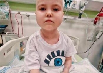 Foto de Anastasia Borik, de 7 años, en una cama de hospital.