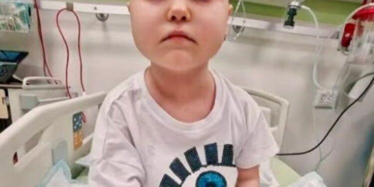 Foto de Anastasia Borik, de 7 años, en una cama de hospital.