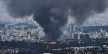 El humo se eleva después de una huelga israelí reportada en un edificio utilizado por la Red de Noticias de la República Islámica de Irán, parte de la emisora ​​de televisión estatal de Irán, el 16 de junio de 2025, en Teherán, Irán.