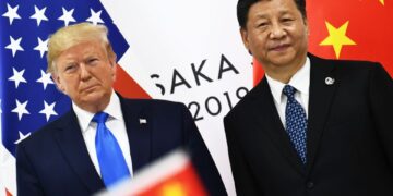 Foto de Donald Trump y Xi Jinping de pie juntos.