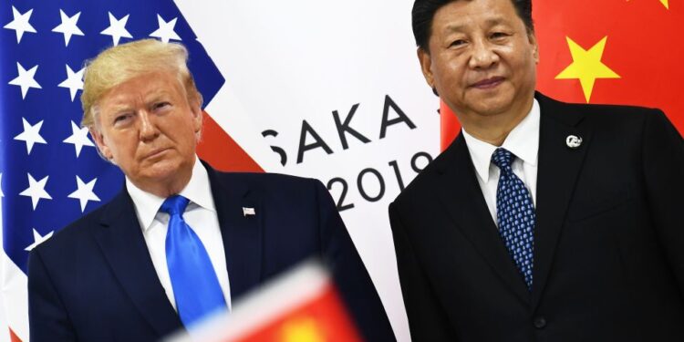 Foto de Donald Trump y Xi Jinping de pie juntos.
