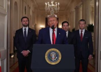 El presidente Donald Trump entrega un discurso de la Casa Blanca el 21 de junio de 2025 en Washington, DC después de que Estados Unidos bombardeó tres instalaciones nucleares iraníes.