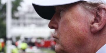 Donald Trump con un sombrero de maga blanco