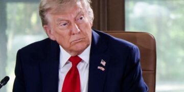 Trump dice que todos deberían "evacuar inmediatamente a Teherán"