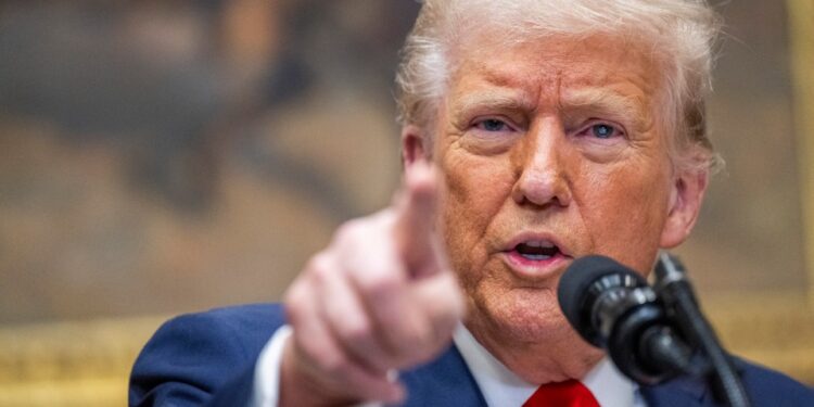 El presidente Donald Trump hablando en un podio.