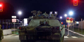 Un tanque de Abrams del Ejército M1 se mueve a lo largo de Independence Ave. cuando llega al West Potomac Park el 10 de junio de 2025 en Washington, DC