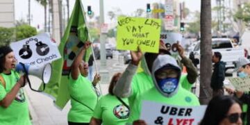 Los conductores y seguidores de Ridquare se manifestaron en el Ayuntamiento de Los Ángeles, California, el 26 de marzo de 2025, en apoyo de un acuerdo en un escándalo de robo salarial masivo que robó a los conductores de decenas de miles de millones de dólares. Medido en dólares perdidos, el robo salarial estimado total es más devastador que todos los demás delitos inmobiliarios informados por la policía.