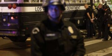 Los oficiales de LAPD arrestan a los manifestantes el 12 de junio de 2025 en Los Ángeles, CA.