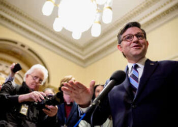 El presidente de los Estados Unidos de la Cámara de Representantes, Mike Johnson, habla con los periodistas después de que la Cámara apruebe el plan de presupuesto del republicano en el Capitolio de los Estados Unidos el 10 de abril de 2025 en Washington, DC