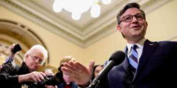 El presidente de los Estados Unidos de la Cámara de Representantes, Mike Johnson, habla con los periodistas después de que la Cámara apruebe el plan de presupuesto del republicano en el Capitolio de los Estados Unidos el 10 de abril de 2025 en Washington, DC