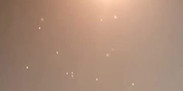 Video de sistemas de defensa aérea que interceptan misiles iraníes sobre Qatar.