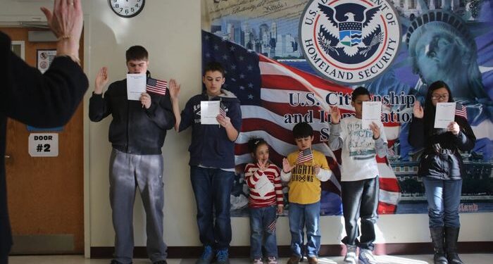 USCIS rescinde la política para permitir más restricciones a las personas 'apátridas'