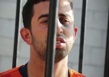 El teniente Muath al-Kasaesbeh, un piloto jordano, tras las rejas.