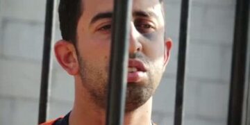 El teniente Muath al-Kasaesbeh, un piloto jordano, tras las rejas.