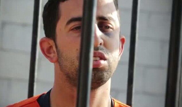 El teniente Muath al-Kasaesbeh, un piloto jordano, tras las rejas.