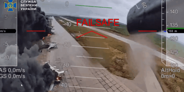 Imágenes de drones de aviones en llamas en una pista.