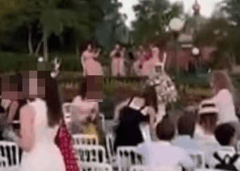 Captura de pantalla de un video que muestra un ensayo de boda en Disneyland París.