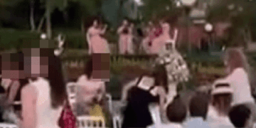 Captura de pantalla de un video que muestra un ensayo de boda en Disneyland París.