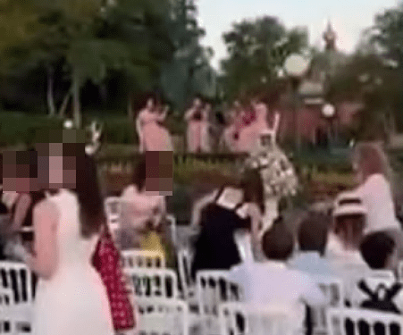 Captura de pantalla de un video que muestra un ensayo de boda en Disneyland París.