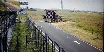 Las imágenes de CCTV de un avión despegando y chocando.