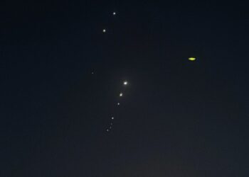 Los misiles rastrean en el cielo nocturno.