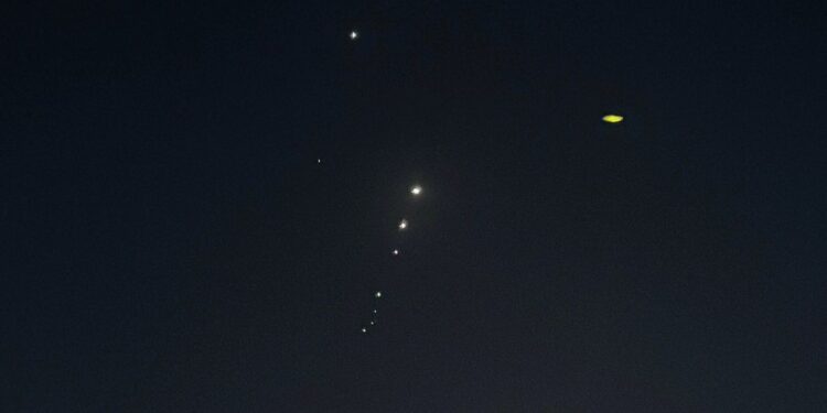 Los misiles rastrean en el cielo nocturno.