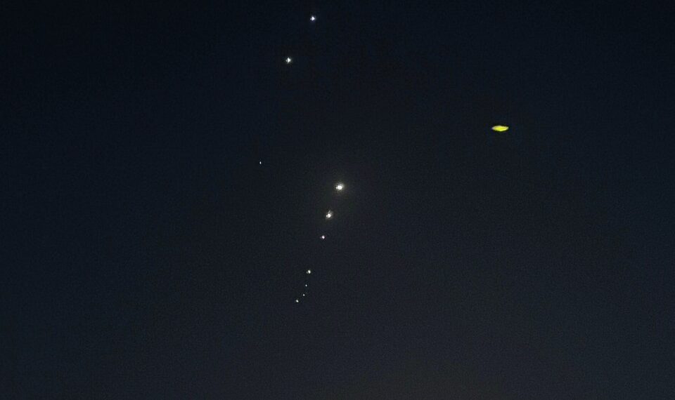 Los misiles rastrean en el cielo nocturno.