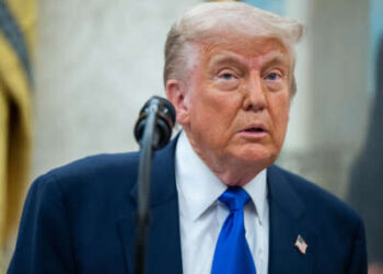 El presidente Donald Trump habla en un evento en la Oficina Oval de la Casa Blanca el 5 de mayo de 2025 en Washington, DC