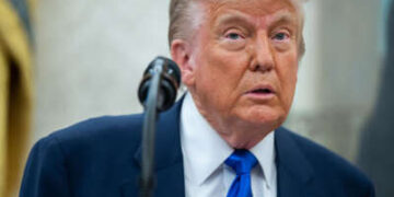 El presidente Donald Trump habla en un evento en la Oficina Oval de la Casa Blanca el 5 de mayo de 2025 en Washington, DC