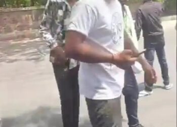 Video todavía de un hombre que se aleja de un accidente.