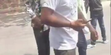 Video todavía de un hombre que se aleja de un accidente.