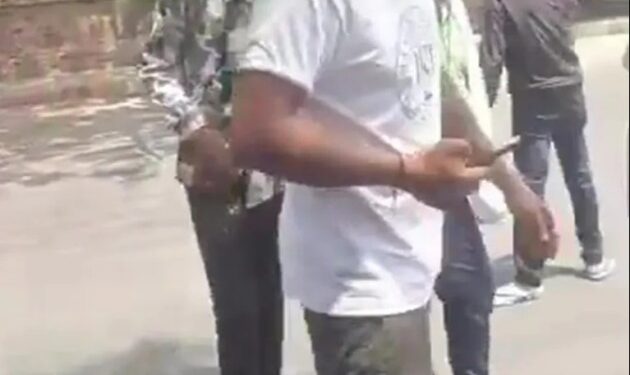 Video todavía de un hombre que se aleja de un accidente.