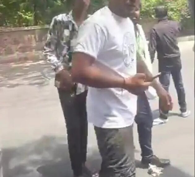 Video todavía de un hombre que se aleja de un accidente.