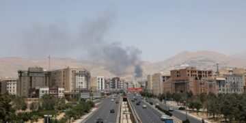 El humo se eleva sobre una carretera de Teherán.