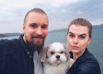 Foto de Artyom Timofeev y su esposa con su perro.
