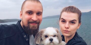 Foto de Artyom Timofeev y su esposa con su perro.