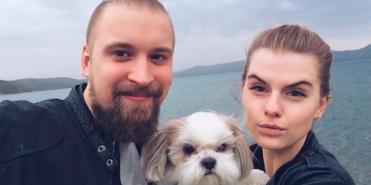 Foto de Artyom Timofeev y su esposa con su perro.