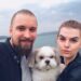Foto de Artyom Timofeev y su esposa con su perro.