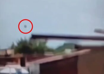 El video todavía muestra un objeto que cae del cielo.