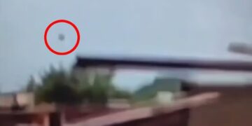El video todavía muestra un objeto que cae del cielo.