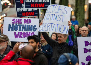 Los manifestantes poseen señales mientras protestan por la deportación del Profesor Asistente de Medicina, la Dra. Rasha Alawieh de la Universidad de Brown en la Casa del Estado de Providence, Rhode Island, el 17 de marzo de 2025.