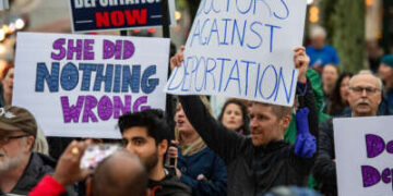 Los manifestantes poseen señales mientras protestan por la deportación del Profesor Asistente de Medicina, la Dra. Rasha Alawieh de la Universidad de Brown en la Casa del Estado de Providence, Rhode Island, el 17 de marzo de 2025.