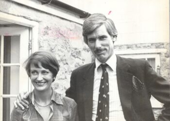 Foto en blanco y negro de Richard y Penny Arnot en 1980.