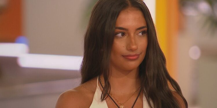 Es la estrella de Love Island Shakira Etnia mixta