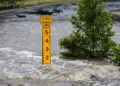 Un medidor de inundación marca la altura del agua que fluye sobre una carretera de la granja al mercado cerca de Kerrville, Texas, el 4 de julio de 2025. (Foto de Eric Gay/AP)