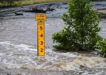 Un medidor de inundación marca la altura del agua que fluye sobre una carretera de la granja al mercado cerca de Kerrville, Texas, el 4 de julio de 2025. (Foto de Eric Gay/AP)