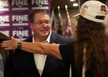 El senador estatal republicano de Florida, Randy Fine, saluda a la gente después de ganar la carrera del sexto distrito para reemplazar al ex representante del Partido Republicano Michael Waltz, quien ahora es el asesor de seguridad nacional del presidente Donald Trump el 1 de abril de 2025 en Ormond Beach, Florida.