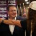 El senador estatal republicano de Florida, Randy Fine, saluda a la gente después de ganar la carrera del sexto distrito para reemplazar al ex representante del Partido Republicano Michael Waltz, quien ahora es el asesor de seguridad nacional del presidente Donald Trump el 1 de abril de 2025 en Ormond Beach, Florida.