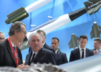 El primer ministro francés, François Bayrou (segundo desde la izquierda) visita el stand de la corporación aeroespacial, de defensa y de seguridad de French Multinacional Safran con su CEO Olivier Andriès (izquierda) durante la 55ª edición del Show Internacional de París en el aeropuerto de París - Le Bourget, en Le Bourget, France, el 16 de junio de 2025.
